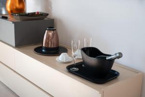 a counter with two wine glasses and a blender at Alfiri 890 in Santa Maria Pietrafitta +65 photos
