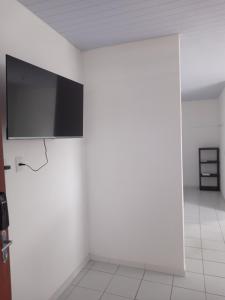 a room with a flat screen tv on a wall at Apartamento in Parnamirim