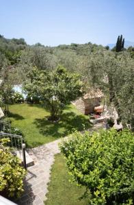a view of a garden with trees and bushes at appartamenti ceccherini debora luna in Malcesine