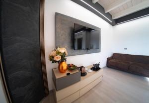 a living room with a couch and a vase of flowers at Alfiri 890 in Santa Maria Pietrafitta