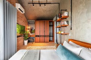 a bedroom with a bed and a room with a kitchen at Ruhigen Homestay Phan Rang in Thôn Ðông Giang