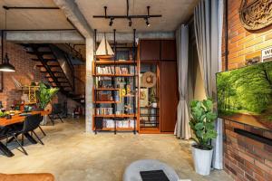 a living room with a table and a book shelf at Ruhigen Homestay Phan Rang in Thôn Ðông Giang