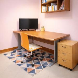 an office with a desk with a monitor and a chair at Luxury apartment and duplex in Ouarzazate +5 photos
