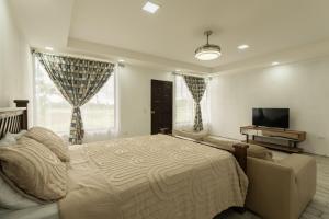 a bedroom with a bed and a flat screen tv at Catalinas Cozy Room in Fortuna