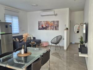 a living room with a couch and a table at דירת נופש נווה ים in Kefar HaNo‘ar Niẕẕanim