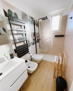 a bathroom with a toilet and a sink at REGINA ANNA HOME in Bari