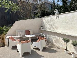 a patio with a table and chairs and a cat statue at Pirate, op 100 meter van strand in Koksijde