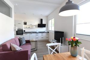 a living room with a purple couch and a table at Ferienwohnung Heppenheim - Wohnung "Starkenburg" für Familien und Paare Das schiefe Haus in Heppenheim an der Bergstrasse