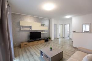 a living room with a couch and a tv at Casa Serena in Rivarolo del Re ed Uniti +17 photos