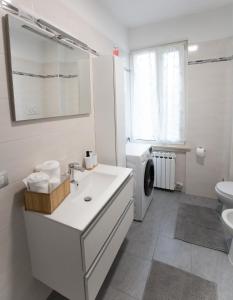 a bathroom with a sink and a washing machine at Casa Serena in Rivarolo del Re ed Uniti