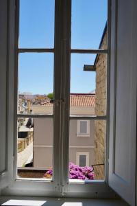 an open window with a view of a building at Nottata de Luna in San Benedetto del Tronto
