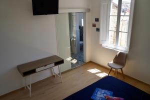 a room with a desk and a chair and a window at Nottata de Luna in San Benedetto del Tronto