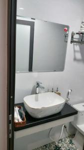 a bathroom with a white sink and a mirror at Tam Cốc Diện Hoa Hotel & Restaurant in Văn Lâm