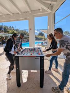 Eine Gruppe von Menschen, die Schach spielen in der Unterkunft CI VULIA B&B - Sicilia, con colazione, piscina, barbecue, parcheggio, free wifi, sea pool and bbq in Alcamo Marina