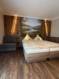 a bedroom with a bed and a painting on the wall at Gasthaus Beinker in Ostercappeln