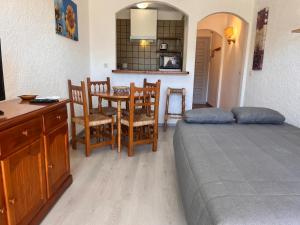 a bedroom with a bed and a table and chairs at Basic Comfort Studio Poblat tipic 0167 in Empuriabrava