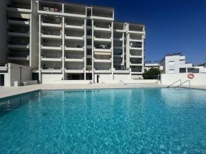 a large swimming pool in front of a building at Apartamento luminoso a 100mts playa, ambiente tranquilo in L'Escala