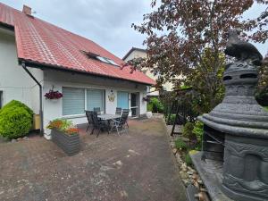a house with a patio with a table and chairs at SWINEMÜNDE Fewo Speckmann in Świnoujście