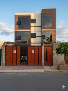 a building with orange doors on a street at Tu Refugio de Descanso a Pasos de Todo in Cochabamba