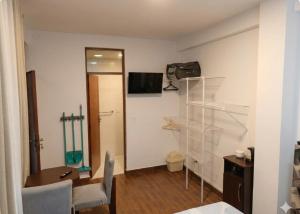 a room with a desk and a room with a table and a room with at Tu Refugio de Descanso a Pasos de Todo in Cochabamba +3 photos