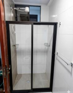 a shower stall with a glass door in a bathroom at Tu Refugio de Descanso a Pasos de Todo in Cochabamba