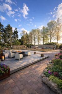 a patio with a table and benches in a park at Landgoed Rotermundt in Huijbergen +11 photos