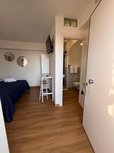 ein Zimmer mit einem Bett, einem Tisch und einem Badezimmer in der Unterkunft Ondablurooms2 in Pizzo + 10 Fotos