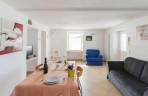 a living room with a couch and a table at appartamenti ceccherini debora luna in Malcesine