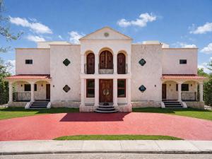 a large house with a red driveway at CISNE Luxury House in Xetna