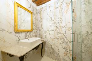 a bathroom with a sink and a shower at Il Nido dell'Oca - Loft Giardino in Siena