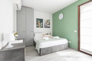a bedroom with a bed and a green wall at EASYLIFE - Como - Crotta 3 - Argegno in Argegno
