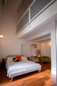 a bedroom with a large white bed in a room at Boemondo 33 in Bari
