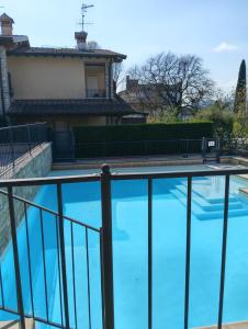 a swimming pool in a house with blue water at Cozy Apartment - Iseo Lake in Paratico