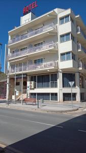 a hotel building on the corner of a street at Hotel Iberflat Marynton in Benicarló