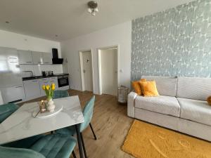 Ferienwohnung Rehn 1 في باد كيسينغن: غرفة معيشة بها أريكة وطاولة