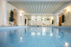 a large swimming pool in a building with a swimming pool at Hotel Garni Keil in Kleinarl