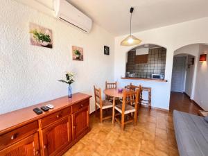 a kitchen and dining room with a table and chairs at Basic Comfort Studio Poblat tipic 0168 in Empuriabrava