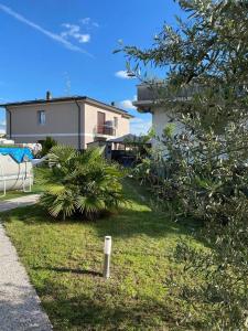 a yard with a house and some plants in the grass at Wellness in Malpensa - (check in entro le 22) in Samarate