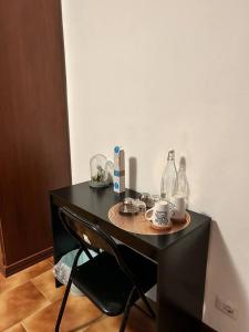 a black table with a black chair and a table with cups at Wellness in Malpensa - (check in entro le 22) in Samarate +61 photos
