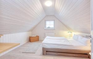 a white bed in a room with a window at Hafenhaus Zerpenschleuse in Wandlitz