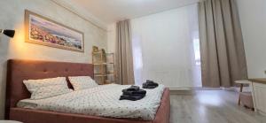 a bedroom with a bed with towels on it at Single room Perfect for couples or singles in Roşu