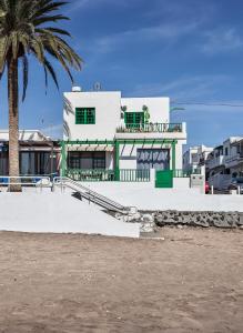 a skate park with a building and a palm tree at Villa Playa Honda in Playa Honda