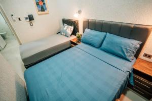 a small bedroom with a bed and a desk at Hotel Urban Biz in Pilar