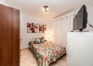 una camera da letto con un letto e una TV a schermo piatto di Villa Playa Honda a Playa Honda
