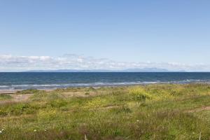 a beach with the ocean in the background at Links View - Donnini Deluxe in Prestwick