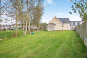 a yard with a fence and a house at 4 Bed in Caernarfon oc-86423 in Pen-y-groes