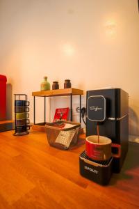 a coffee maker and a microwave on a wooden floor at Boemondo 33 in Bari