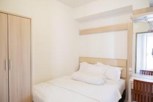 a bedroom with a bed with white sheets and a window at apartment candiland room 45 m2 in Jomblang