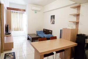 a living room with a table and a couch at apartment candiland room 45 m2 in Jomblang
