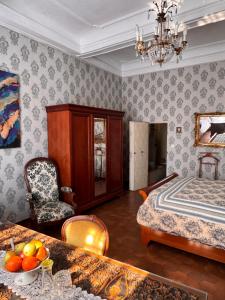 a bedroom with a bed and a table with a bowl of fruit at Chez les artistes in Servian